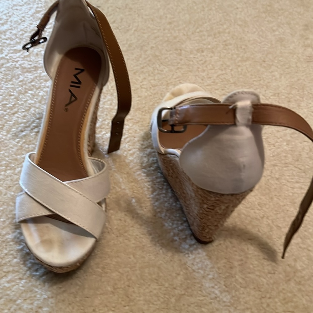 White wedge sandals with tan ankle strap - Picture 2 of 4